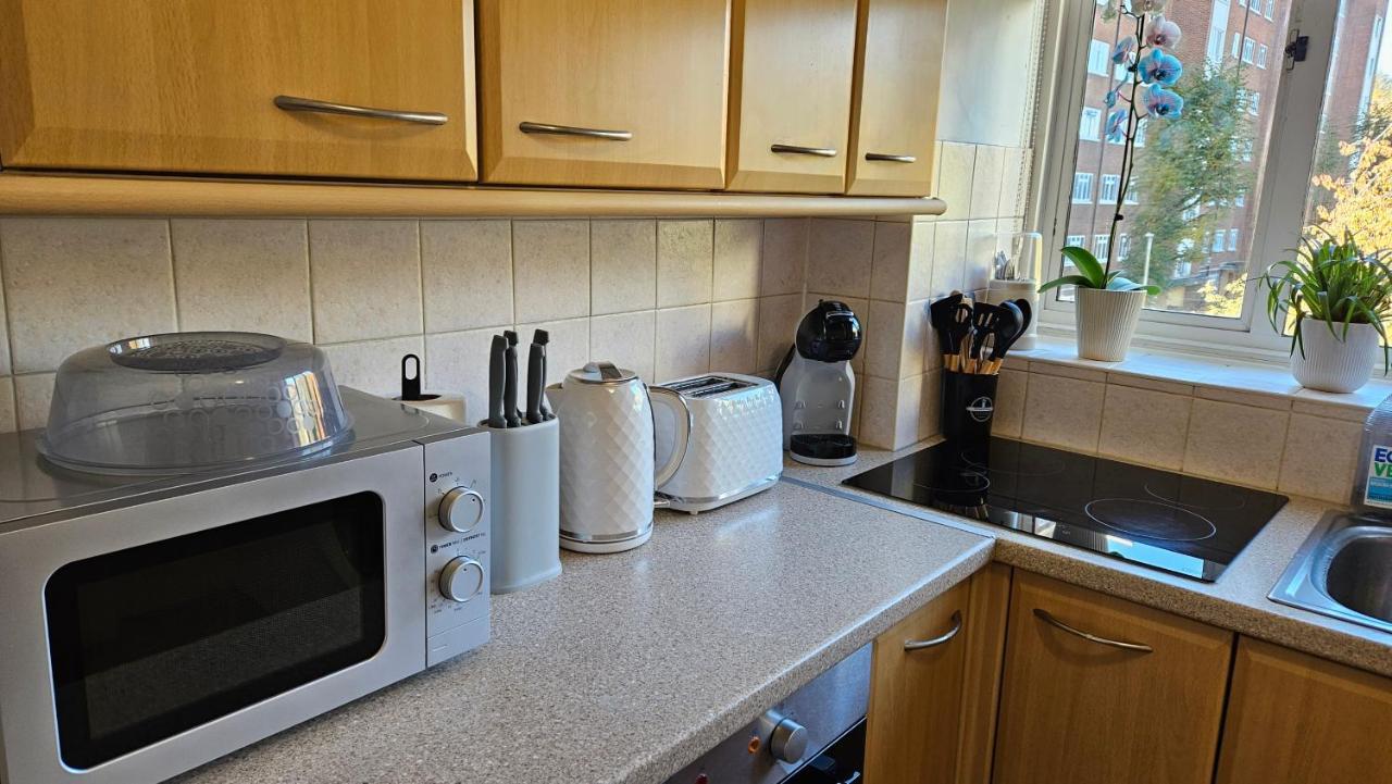 Spacious Two Bedroom In Battersea, Free Parking * Londen
